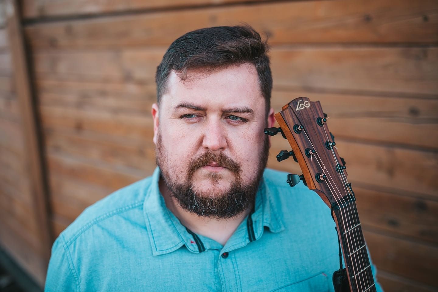 Mariusz Buczek z gitarą